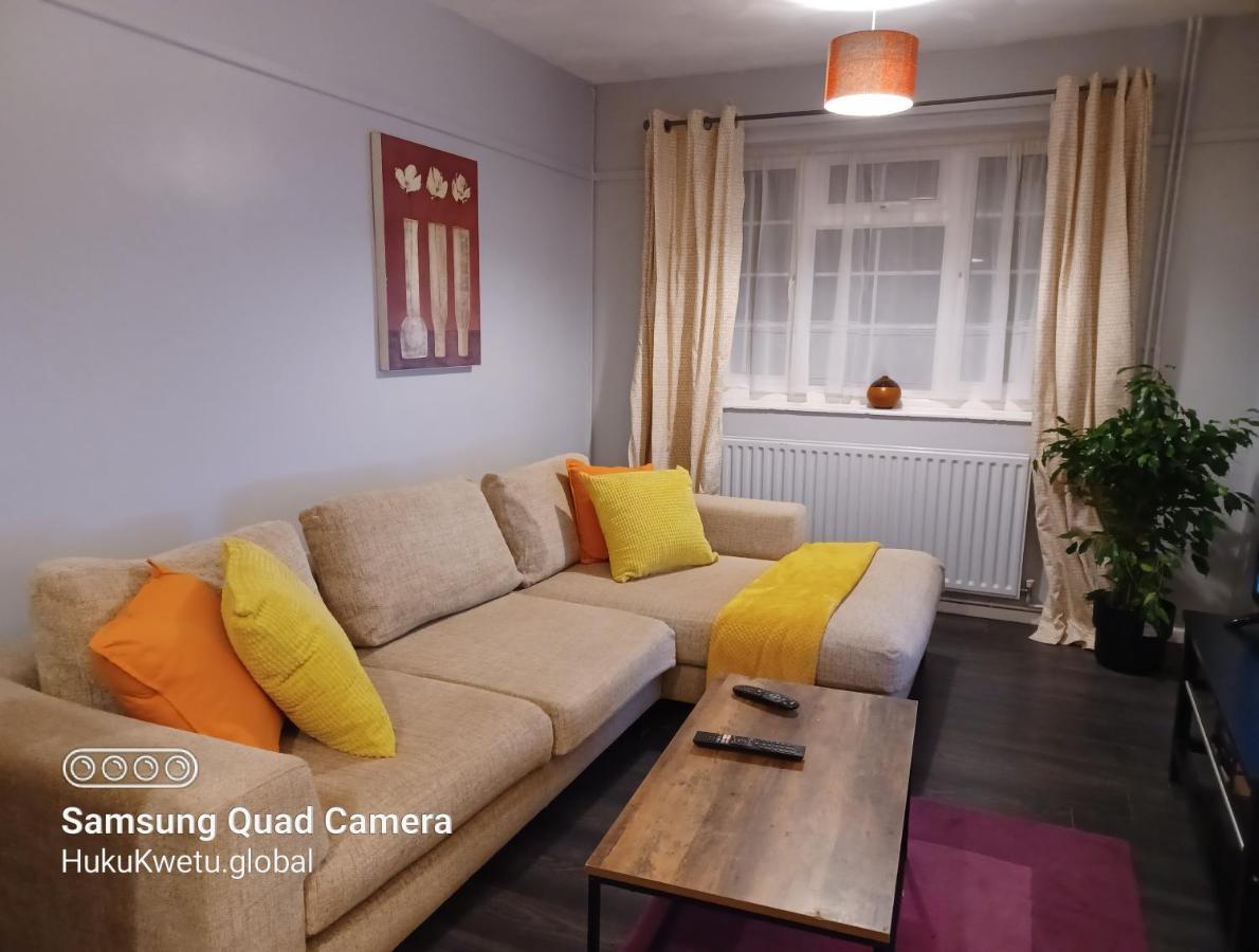 Poynters House: Spacious 2-Bedroom Group Accommodation in Luton Luton  Exterior photo