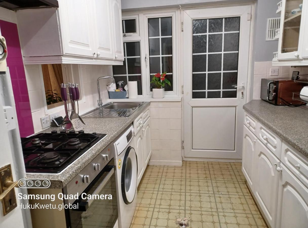 Poynters House: Spacious 2-Bedroom Group Accommodation in Luton Luton  Exterior photo