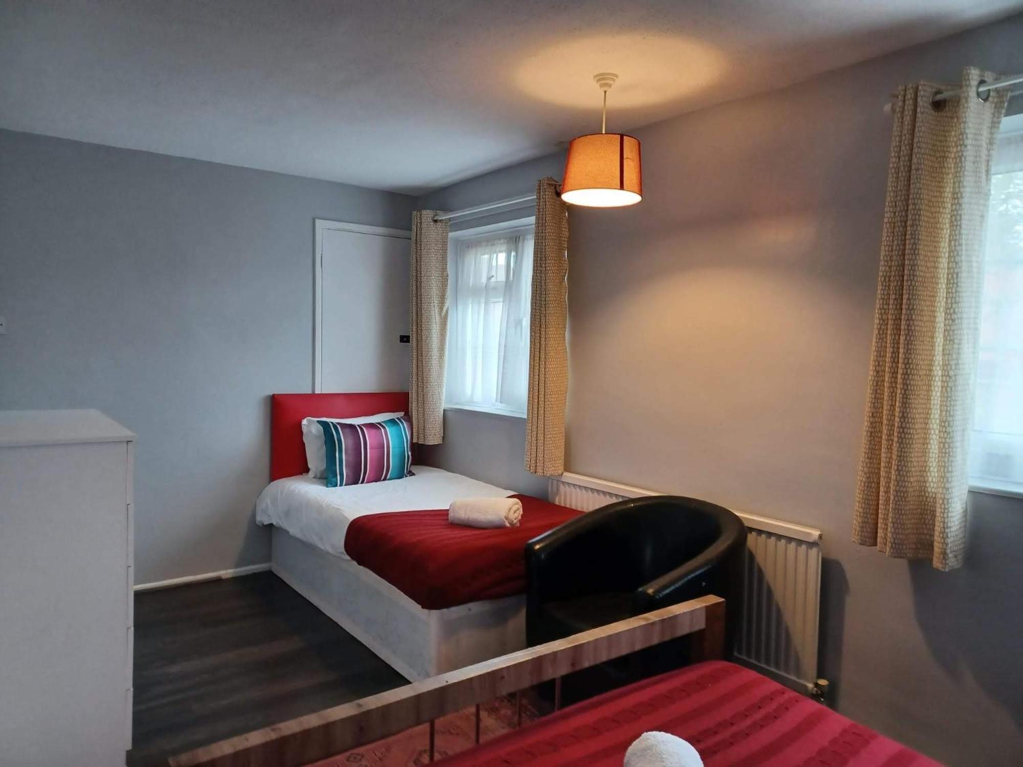 Poynters House: Spacious 2-Bedroom Group Accommodation in Luton Luton  Exterior photo