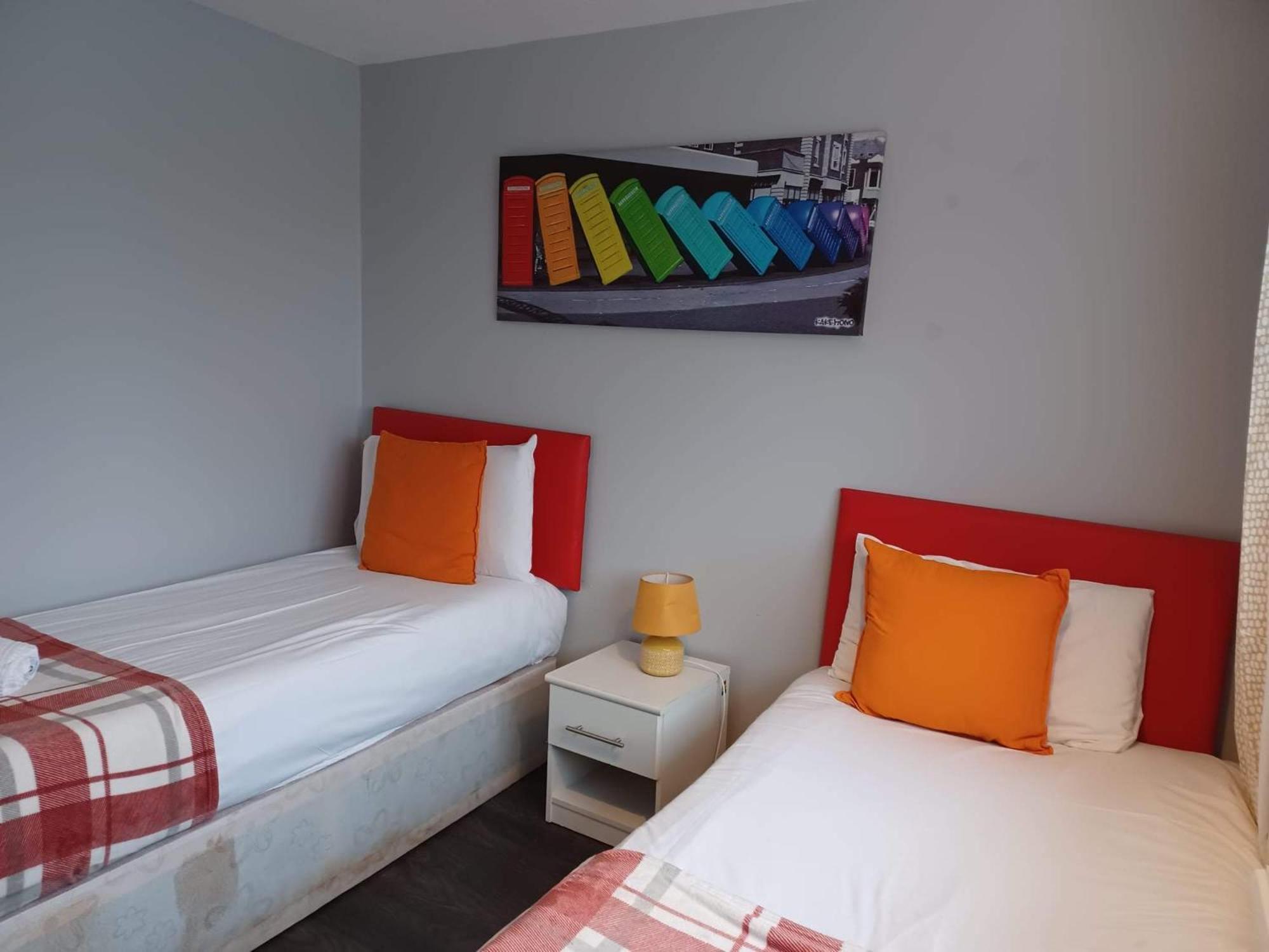 Poynters House: Spacious 2-Bedroom Group Accommodation in Luton Luton  Exterior photo