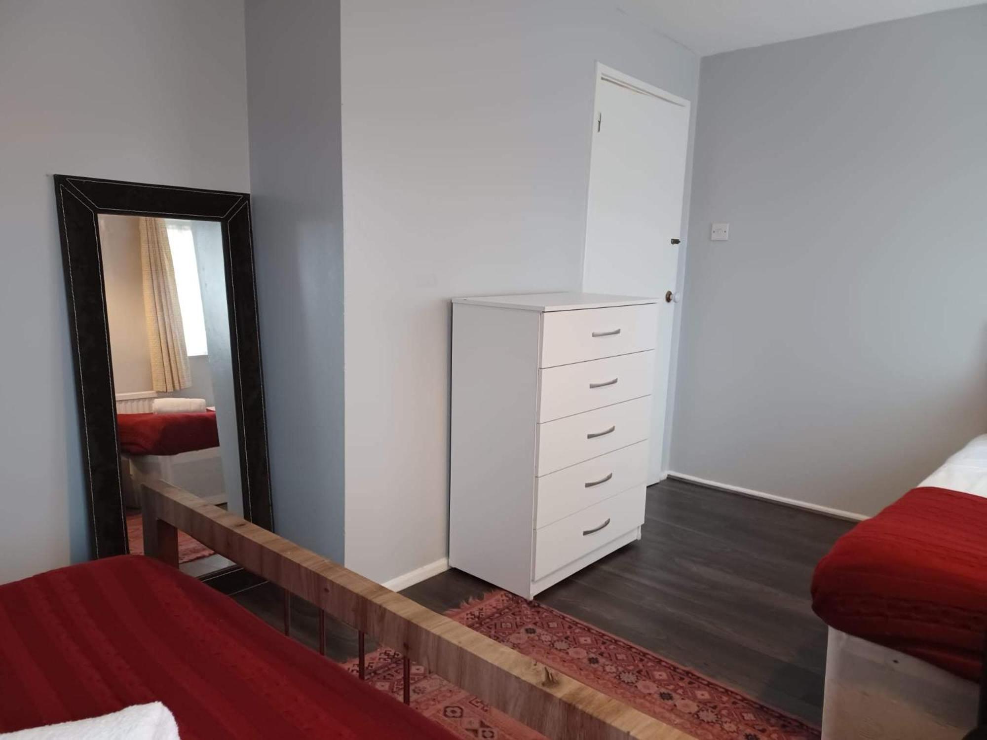 Poynters House: Spacious 2-Bedroom Group Accommodation in Luton Luton  Exterior photo