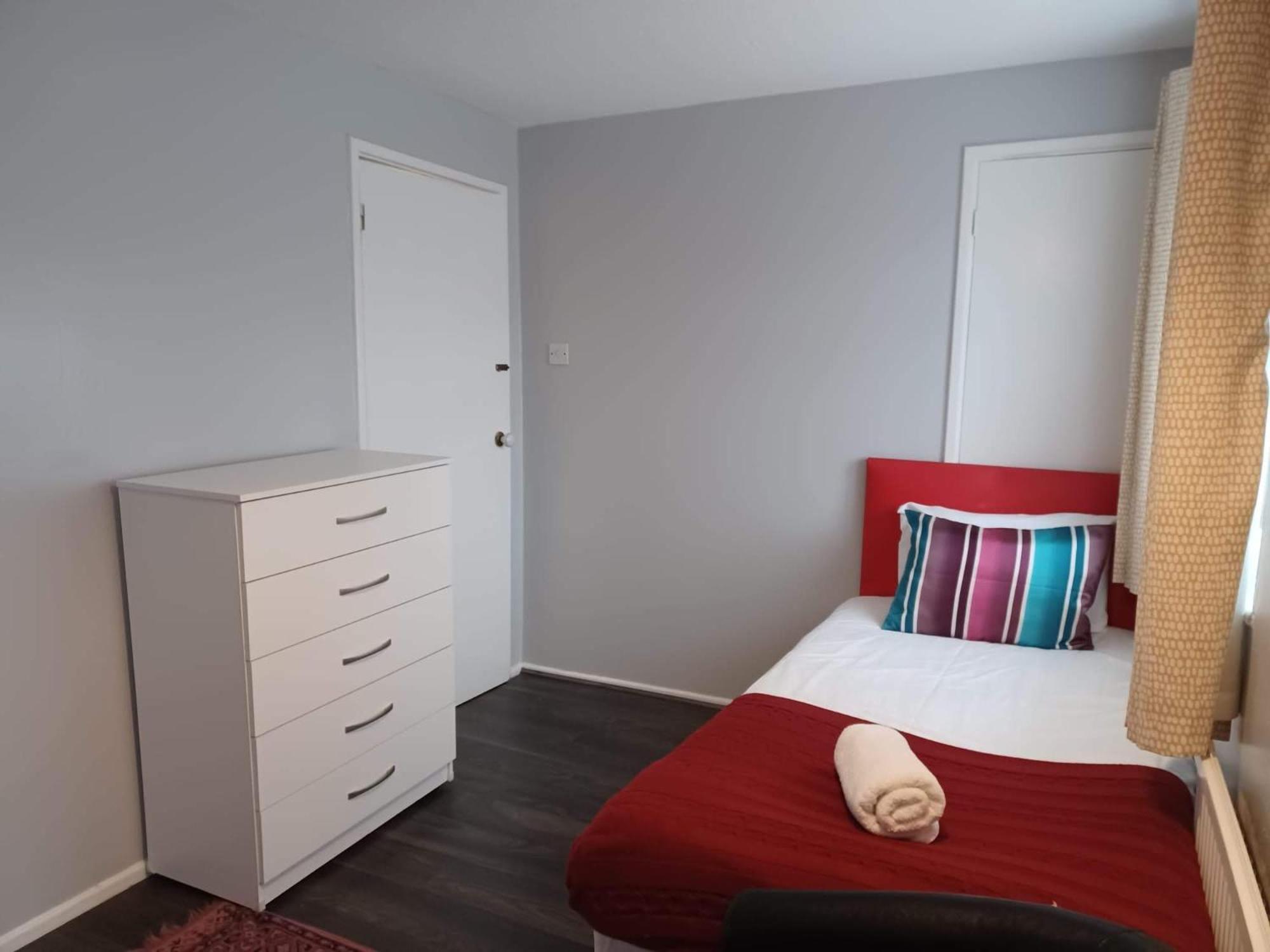 Poynters House: Spacious 2-Bedroom Group Accommodation in Luton Luton  Exterior photo